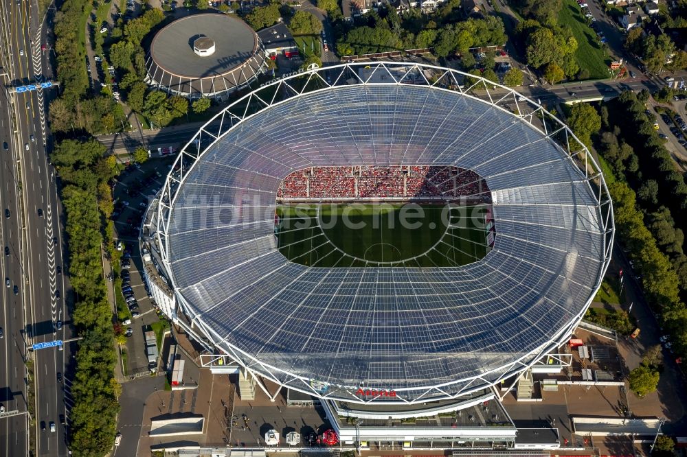 Luftaufnahme Leverkusen - Voll besetztes Stadion BayArena in Leverkusen im Bundesland Nordrhein-Westfalen