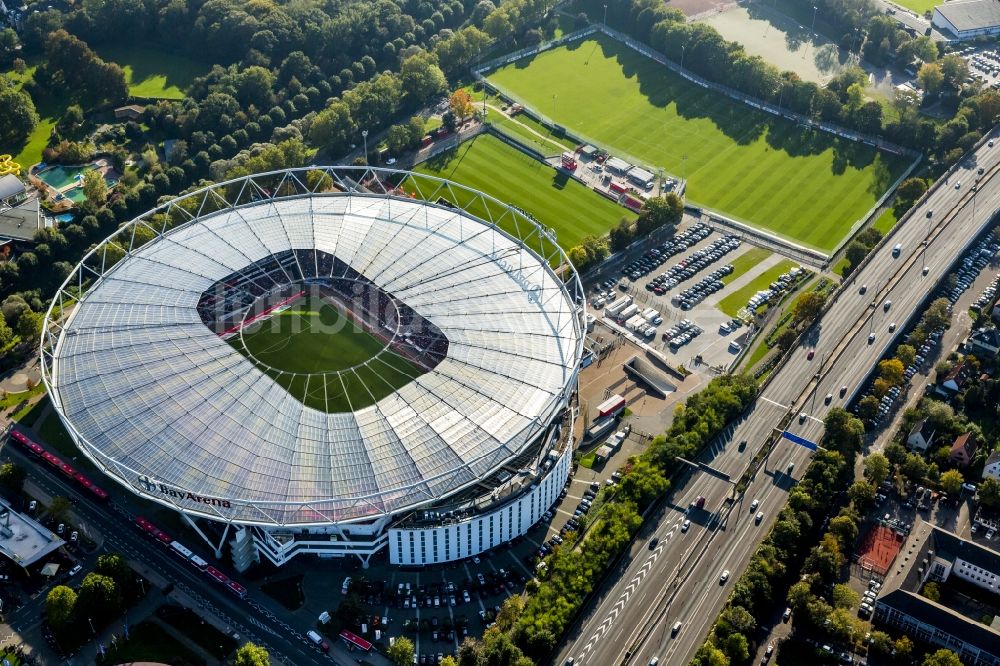 Leverkusen von oben - Voll besetztes Stadion BayArena in Leverkusen im Bundesland Nordrhein-Westfalen