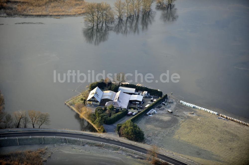 Luftaufnahme Havelaue - Vom Hochwasser der Havel umringtes landwirtschaftliches Gehöft an der Ernst-Thälmann-Staße, Havelaue