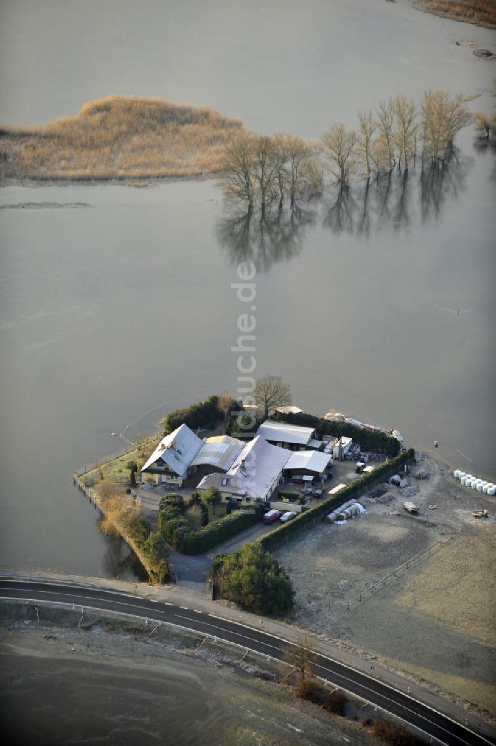 Havelaue von oben - Vom Hochwasser der Havel umringtes landwirtschaftliches Gehöft an der Ernst-Thälmann-Staße, Havelaue