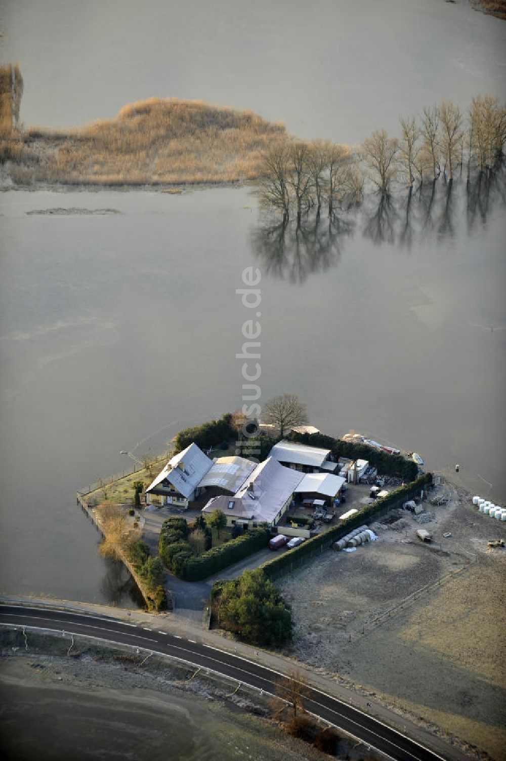 Havelaue aus der Vogelperspektive: Vom Hochwasser der Havel umringtes landwirtschaftliches Gehöft an der Ernst-Thälmann-Staße, Havelaue