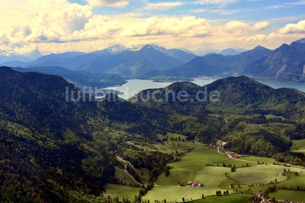 Kochel am See von oben - Von Bergen umsaumte Tallandschaft Walchensee in Kochel am See im Bundesland Bayern, Deutschland