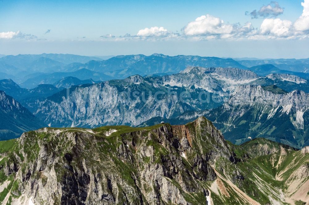 Krumpen aus der Vogelperspektive: Von Bergen umsäumte Tallandschaft in Krumpen in Steiermark, Österreich