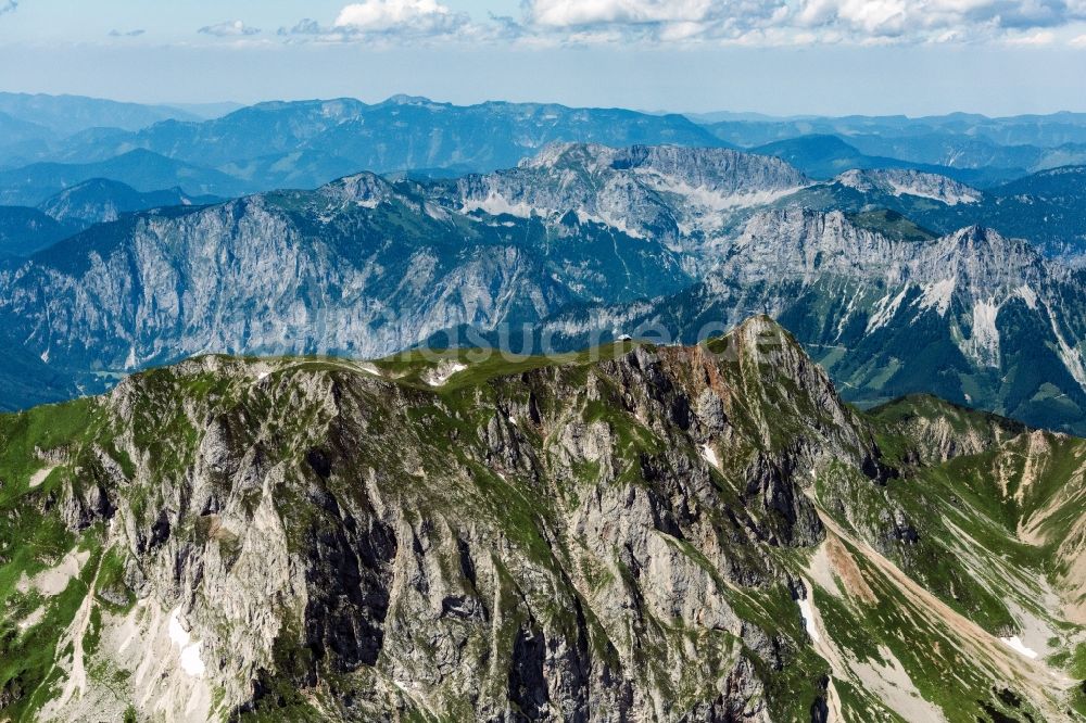 Luftaufnahme Krumpen - Von Bergen umsäumte Tallandschaft in Krumpen in Steiermark, Österreich