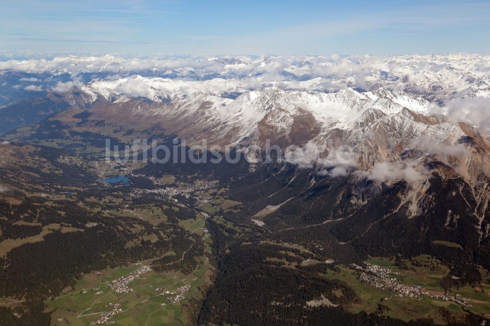 Luftbild Lenzerheide - Von Bergen umsäumte Tallandschaft in Lenzerheide im Kanton Graubünden, Schweiz