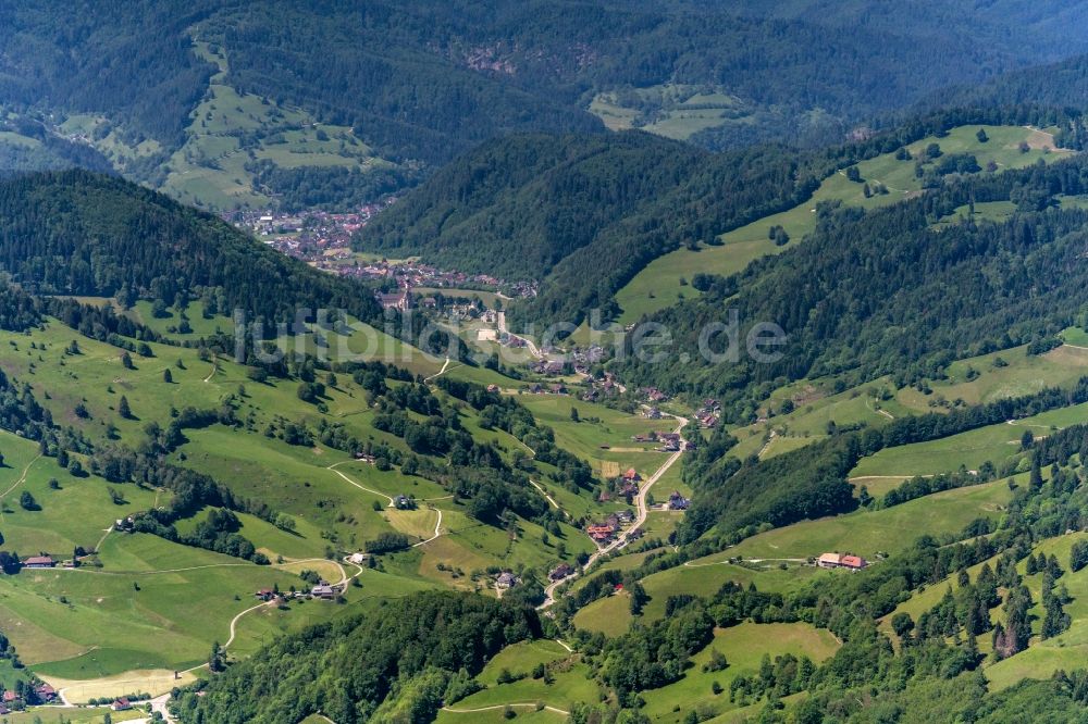 Luftaufnahme Münstertal/Schwarzwald - Von Bergen umsäumte Tallandschaft in Münstertal/Schwarzwald im Bundesland Baden-Württemberg, Deutschland