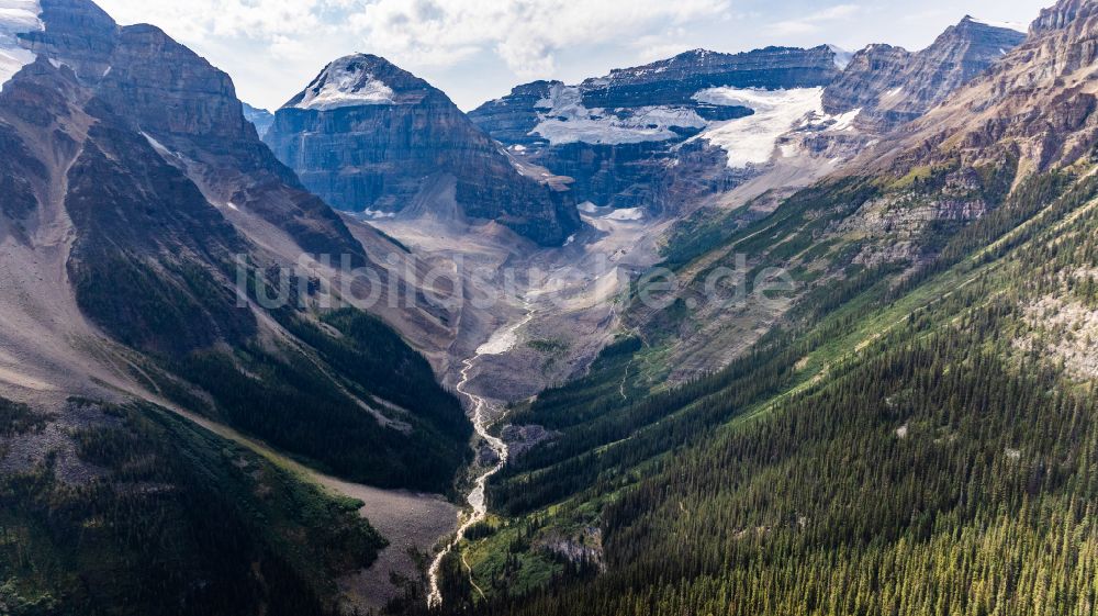 Luftaufnahme Lake Louise - Von Bergen umsäumte Tallandschaft Plain of Six Glaciers Trail in Lake Louise in Alberta, Kanada