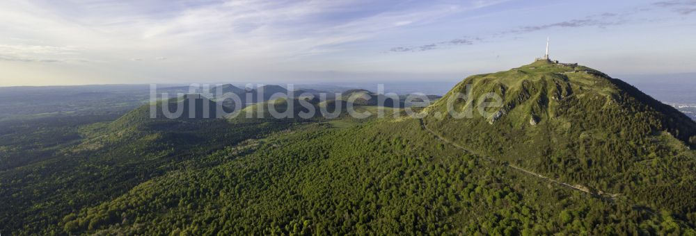 Orcines aus der Vogelperspektive: Von Bergen umsäumte Tallandschaft Puy de Dome in Orcines in Auvergne-Rhone-Alpes, Frankreich