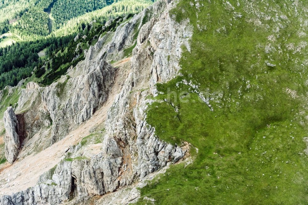 Reitingau von oben - Von Bergen umsäumte Tallandschaft in Reitingau in Steiermark, Österreich