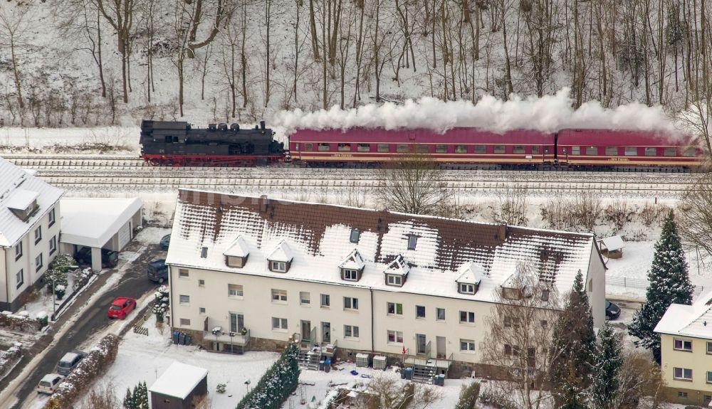 Arnsberg aus der Vogelperspektive: Von historischer Museumslok / Dampflokomotive gezogener Traditionszug am Bahnhof von Arnsberg in Nordrhein-Westfalen