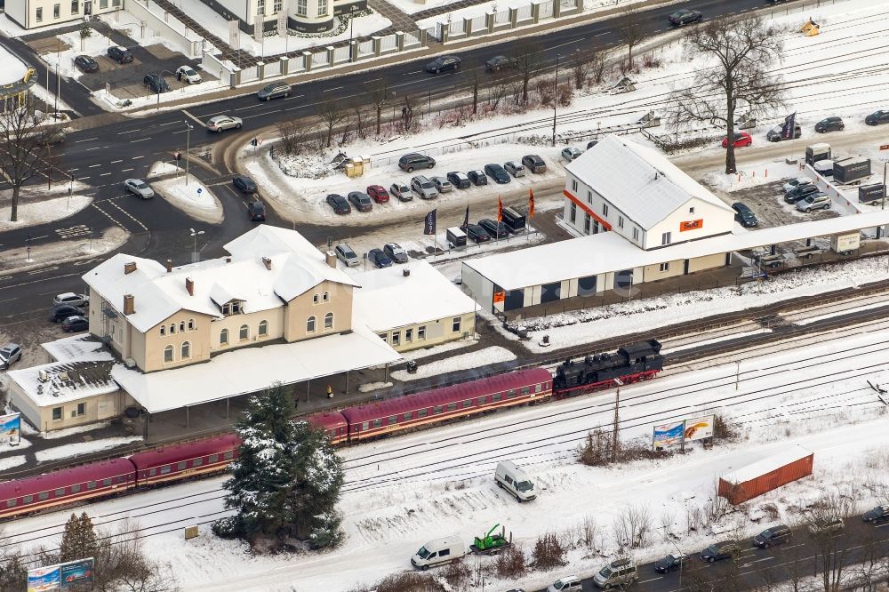 Arnsberg aus der Vogelperspektive: Von historischer Museumslok / Dampflokomotive gezogener Traditionszug am Bahnhof von Arnsberg in Nordrhein-Westfalen