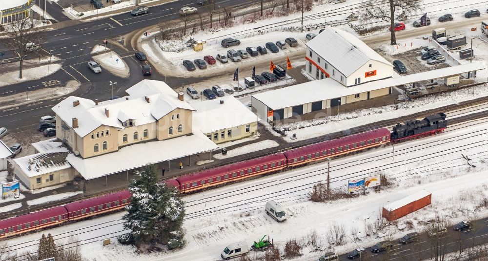 Luftbild Arnsberg - Von historischer Museumslok / Dampflokomotive gezogener Traditionszug am Bahnhof von Arnsberg in Nordrhein-Westfalen