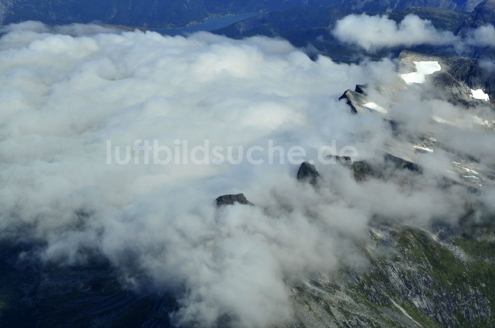 Luftbild Gildeskal - Von Hochnebel durchzogene Berg- Gipfel in der Provinz Nordland in Norwegen