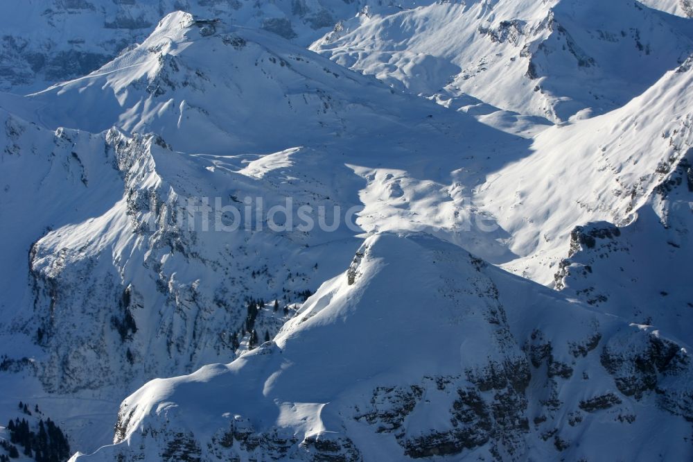 Trient aus der Vogelperspektive: Von Schnee bedeckte Berge bei Trient in Italien