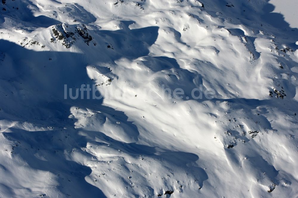 Luftbild Trient - Von Schnee bedeckte Berge bei Trient in Italien