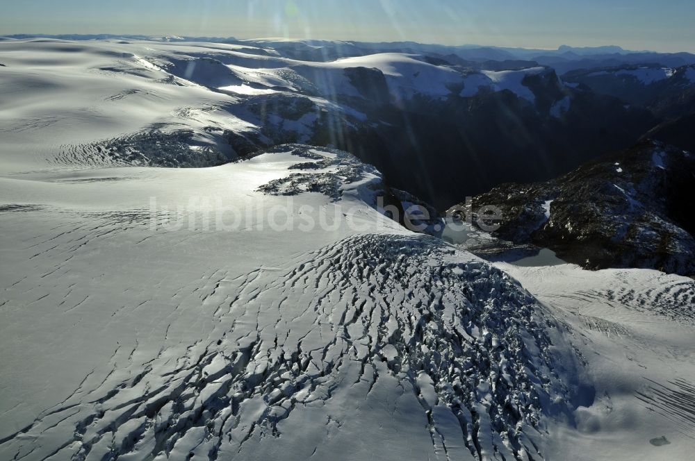 Stryn aus der Vogelperspektive: Von Schnee und Eis bedeckte Landschaft im Nationalpark Jostedalsbreen nahe Stryn in der Provinz Sogn og Fjordane in Norwegen