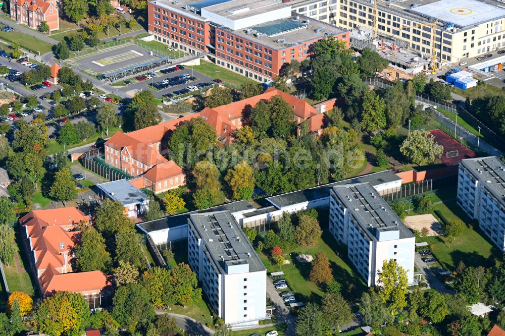 Luftbild Berlin - Von Sicherheitsumzäunung umgebenes Gelände der Forensischen Klinik in Berlin, Deutschland