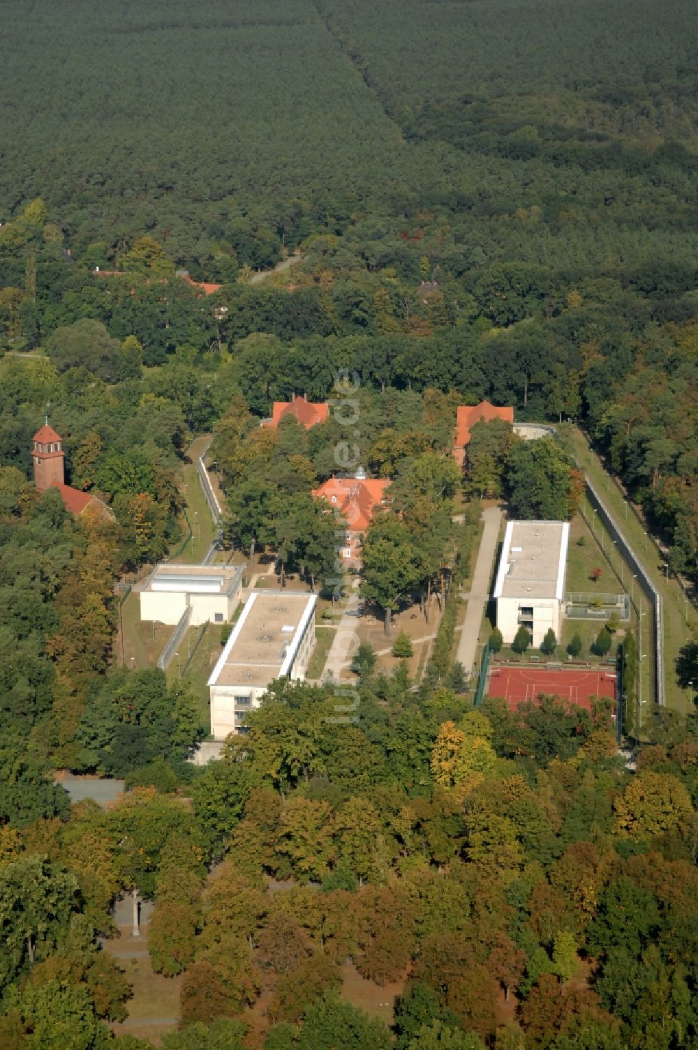 Brandenburg an der Havel von oben - Von Sicherheitsumzäunung umgebenes Gelände der Forensischen Klinik in Brandenburg an der Havel im Bundesland Brandenburg