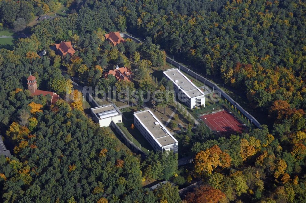 Brandenburg an der Havel von oben - Von Sicherheitsumzäunung umgebenes Gelände der Forensischen Klinik in Brandenburg an der Havel im Bundesland Brandenburg