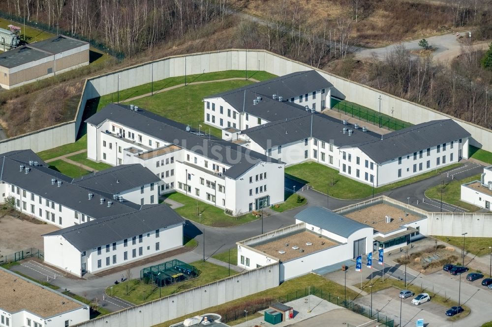 Luftaufnahme Herne - Von Sicherheitsumzäunung umgebenes Gelände der Forensischen Klinik im Ortsteil Wanne-Eickel in Herne im Bundesland Nordrhein-Westfalen