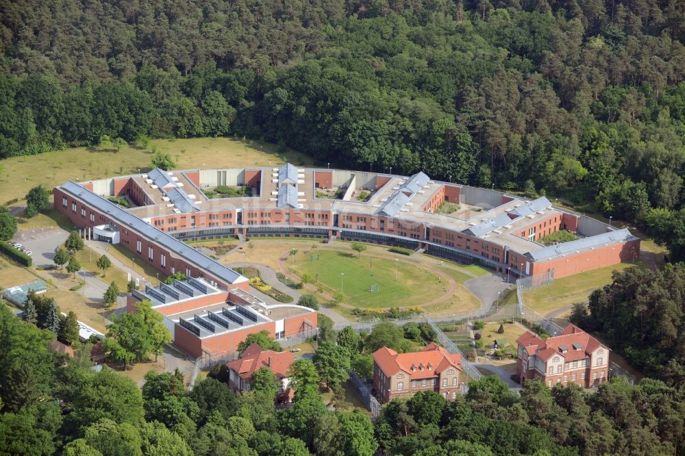 Luftaufnahme Uchtspringe - Von Sicherheitsumzäunung umgebenes Gelände der Forensischen Klinik in Uchtspringe im Bundesland Sachsen-Anhalt