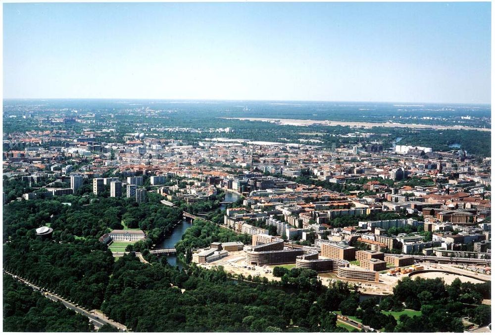 Luftbild Berlin - Tiergarten / Moabit - Von Wald- und Parkanlagen des Berliner Tiergartens umgeben - erstreckt sich der Wohnneubau des Bundes auf dem Moabiter Werder in Moabit