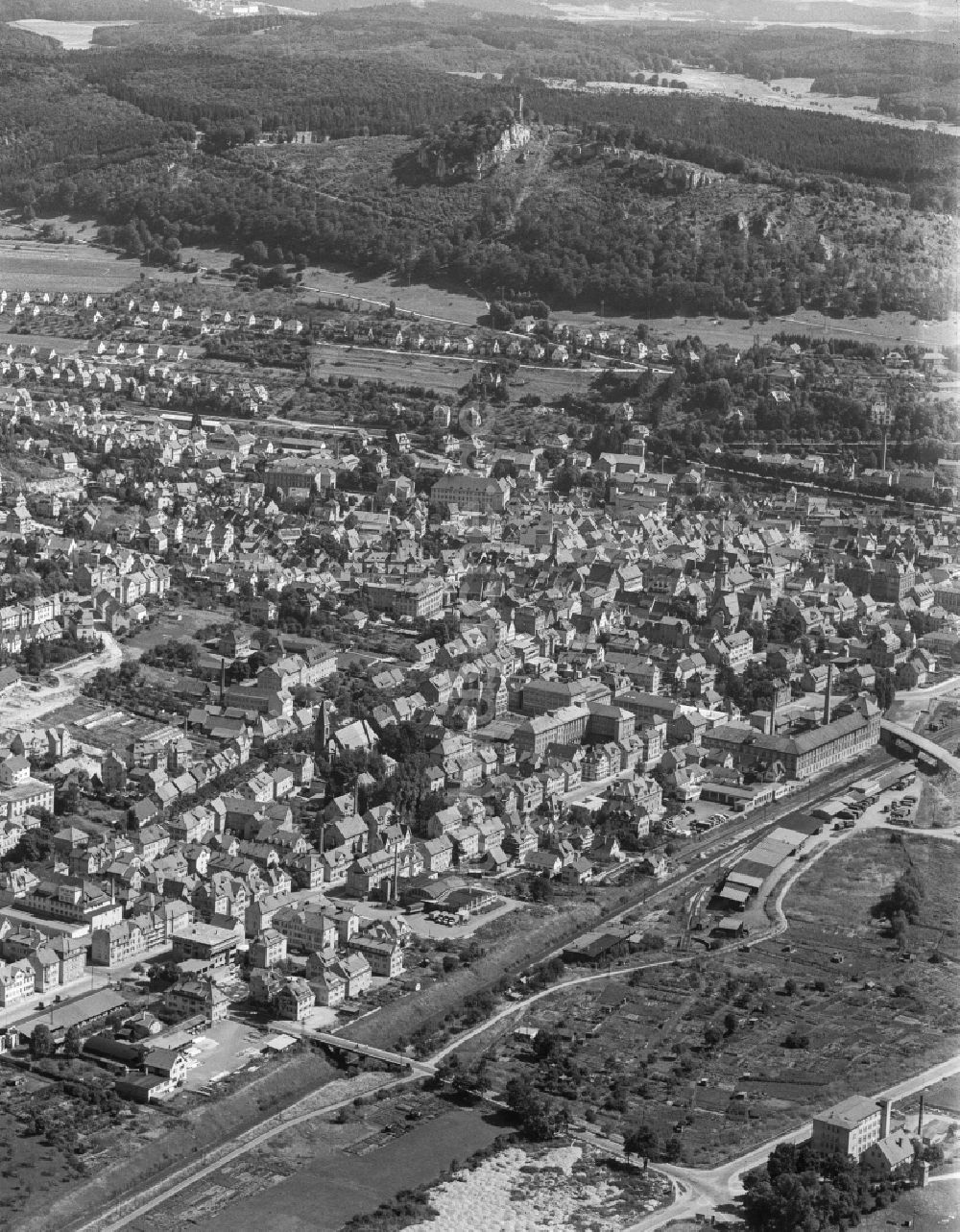 Albstadt aus der Vogelperspektive: Von Wald umgebene Ortsansicht in Albstadt im Bundesland Baden-Württemberg, Deutschland