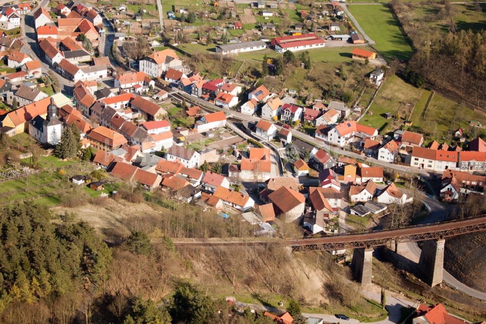 Angelroda aus der Vogelperspektive: Von Wald umgebene Ortsansicht in Angelroda im Bundesland Thüringen, Deutschland