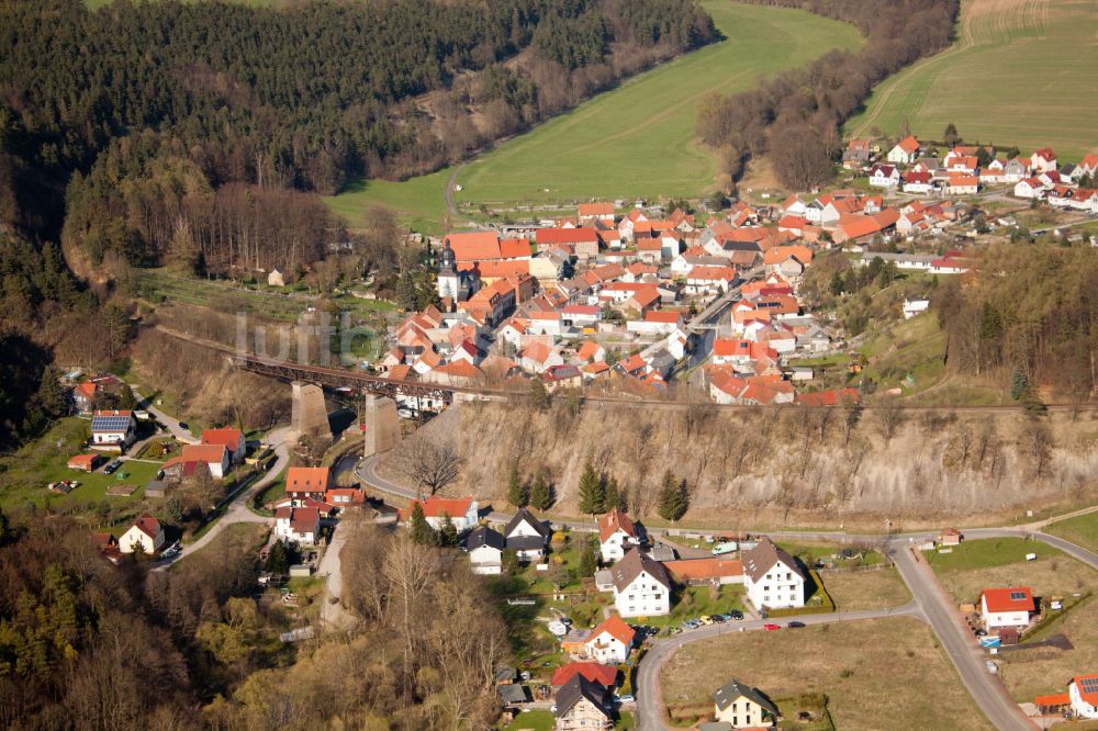 Angelroda aus der Vogelperspektive: Von Wald umgebene Ortsansicht in Angelroda im Bundesland Thüringen, Deutschland