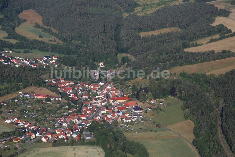 Angelroda von oben - Von Wald umgebene Ortsansicht in Angelroda im Bundesland Thüringen, Deutschland