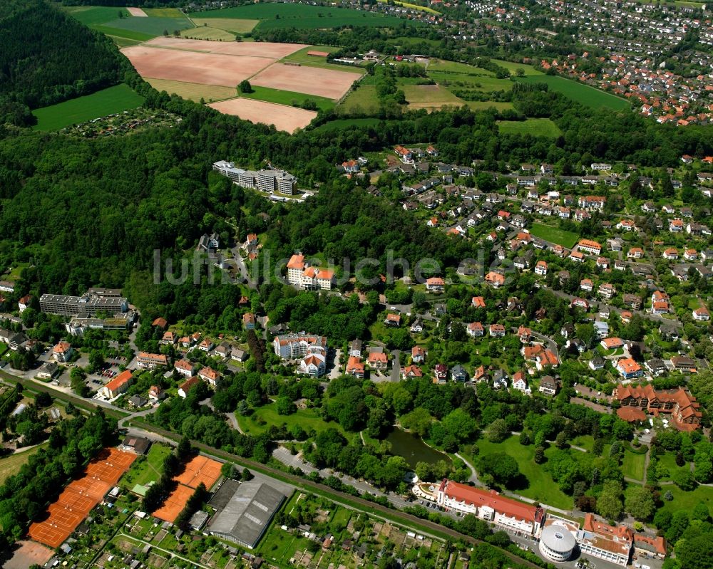 Luftaufnahme Bad Hersfeld - Von Wald umgebene Ortsansicht in Bad Hersfeld im Bundesland Hessen, Deutschland