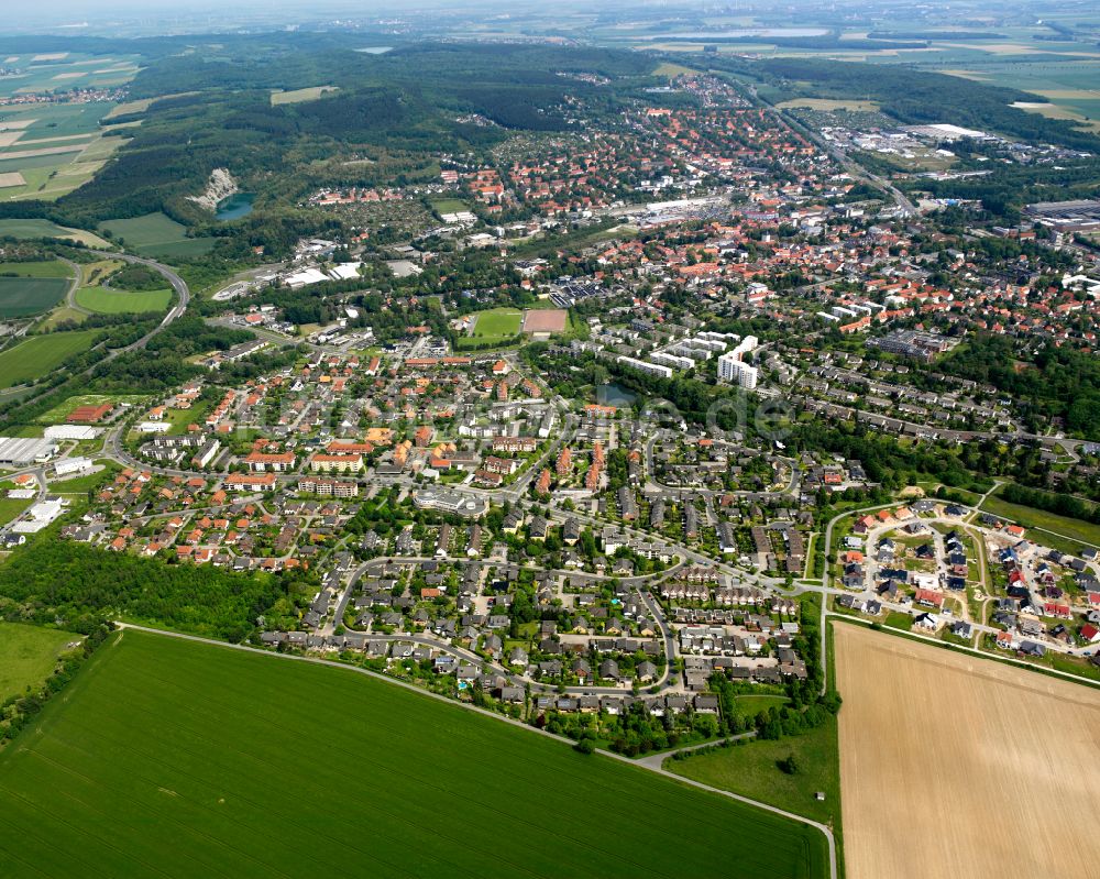 Bad aus der Vogelperspektive: Von Wald umgebene Ortsansicht in Bad im Bundesland Niedersachsen, Deutschland