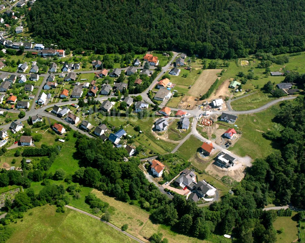 Ballersbach aus der Vogelperspektive: Von Wald umgebene Ortsansicht in Ballersbach im Bundesland Hessen, Deutschland