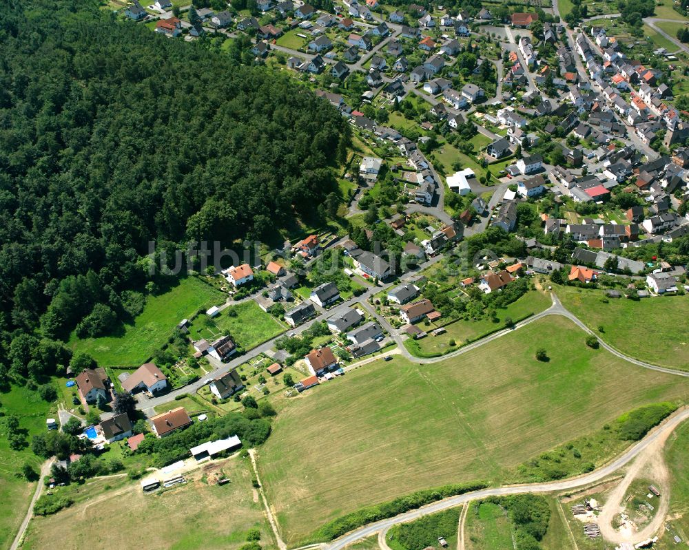 Luftbild Ballersbach - Von Wald umgebene Ortsansicht in Ballersbach im Bundesland Hessen, Deutschland