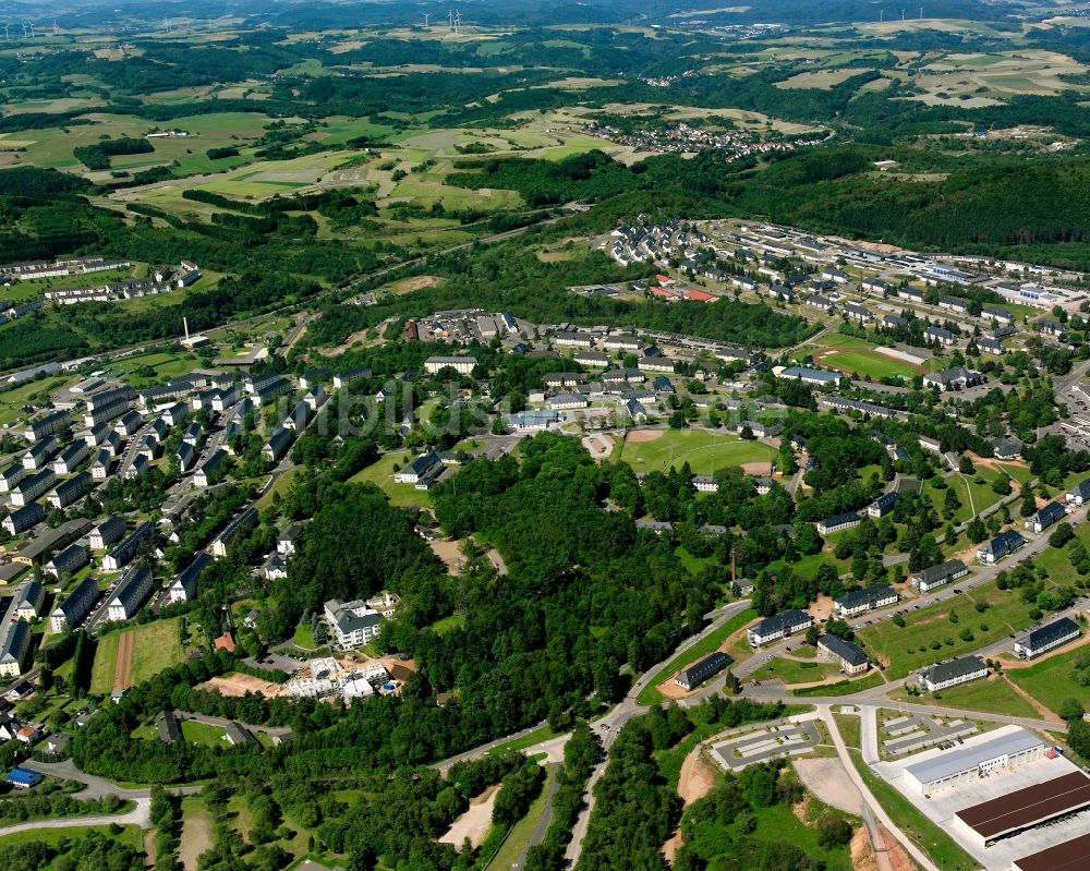 Baumholder aus der Vogelperspektive: Von Wald umgebene Ortsansicht in Baumholder im Bundesland Rheinland-Pfalz, Deutschland