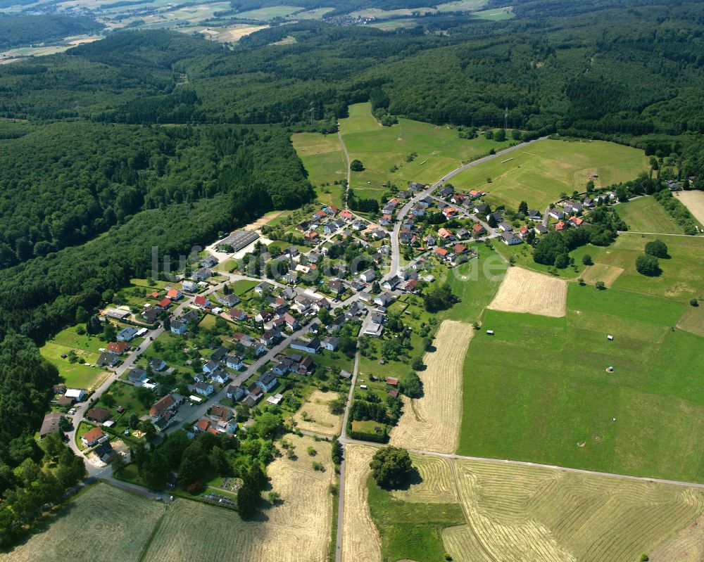 Bellersdorf von oben - Von Wald umgebene Ortsansicht in Bellersdorf im Bundesland Hessen, Deutschland