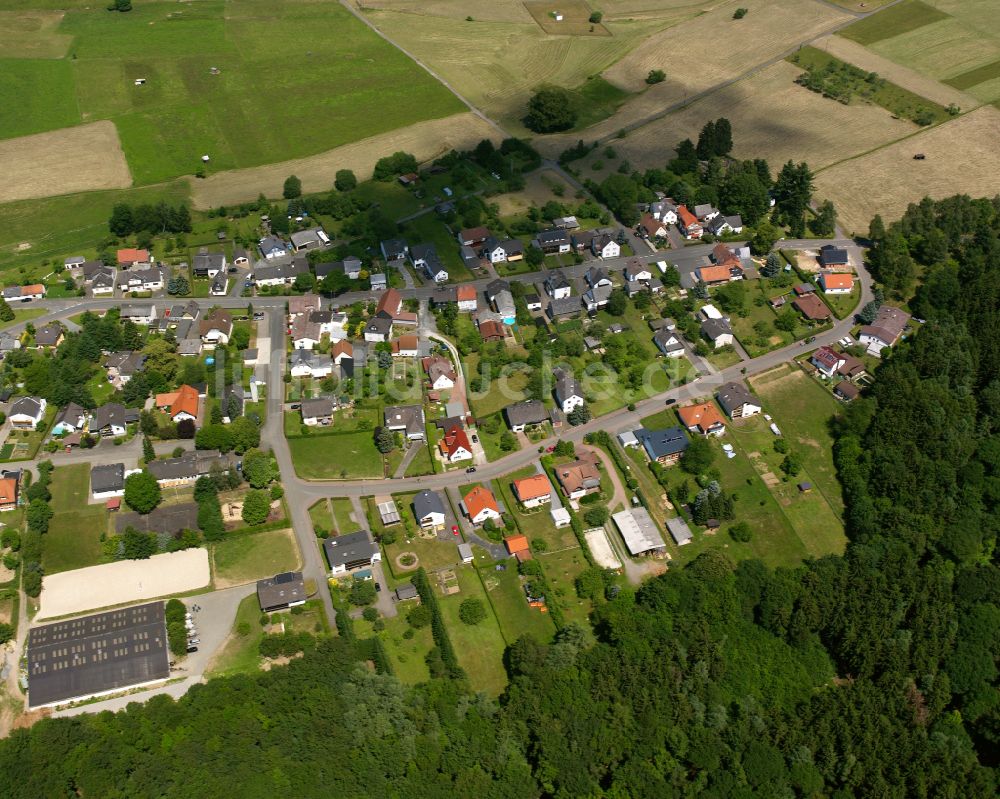 Bellersdorf aus der Vogelperspektive: Von Wald umgebene Ortsansicht in Bellersdorf im Bundesland Hessen, Deutschland