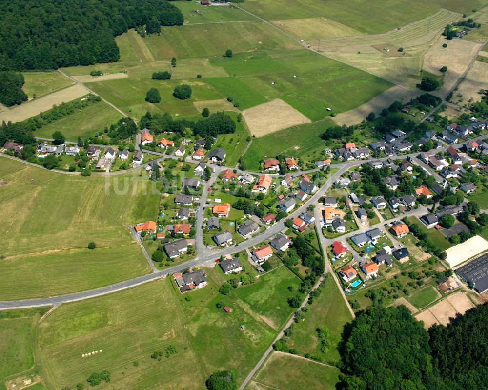 Luftbild Bellersdorf - Von Wald umgebene Ortsansicht in Bellersdorf im Bundesland Hessen, Deutschland