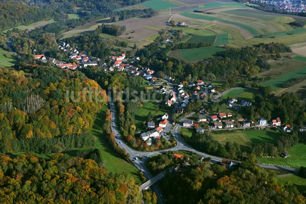 Bledesbach aus der Vogelperspektive: Von Wald umgebene Ortsansicht in Bledesbach im Bundesland Rheinland-Pfalz, Deutschland