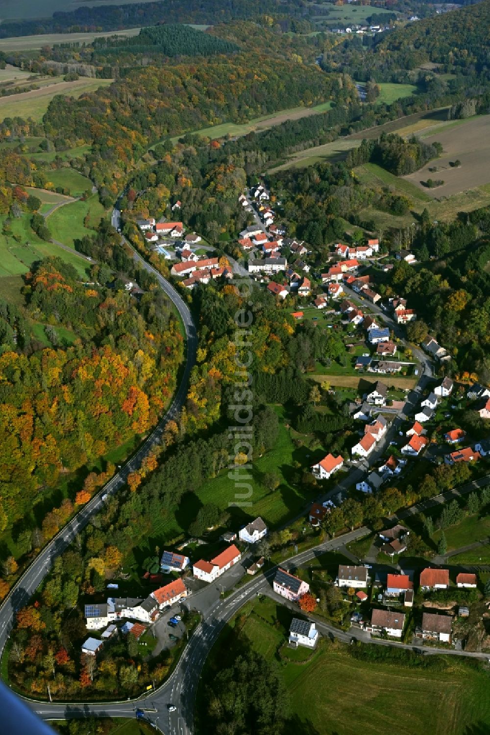 Bledesbach von oben - Von Wald umgebene Ortsansicht in Bledesbach im Bundesland Rheinland-Pfalz, Deutschland