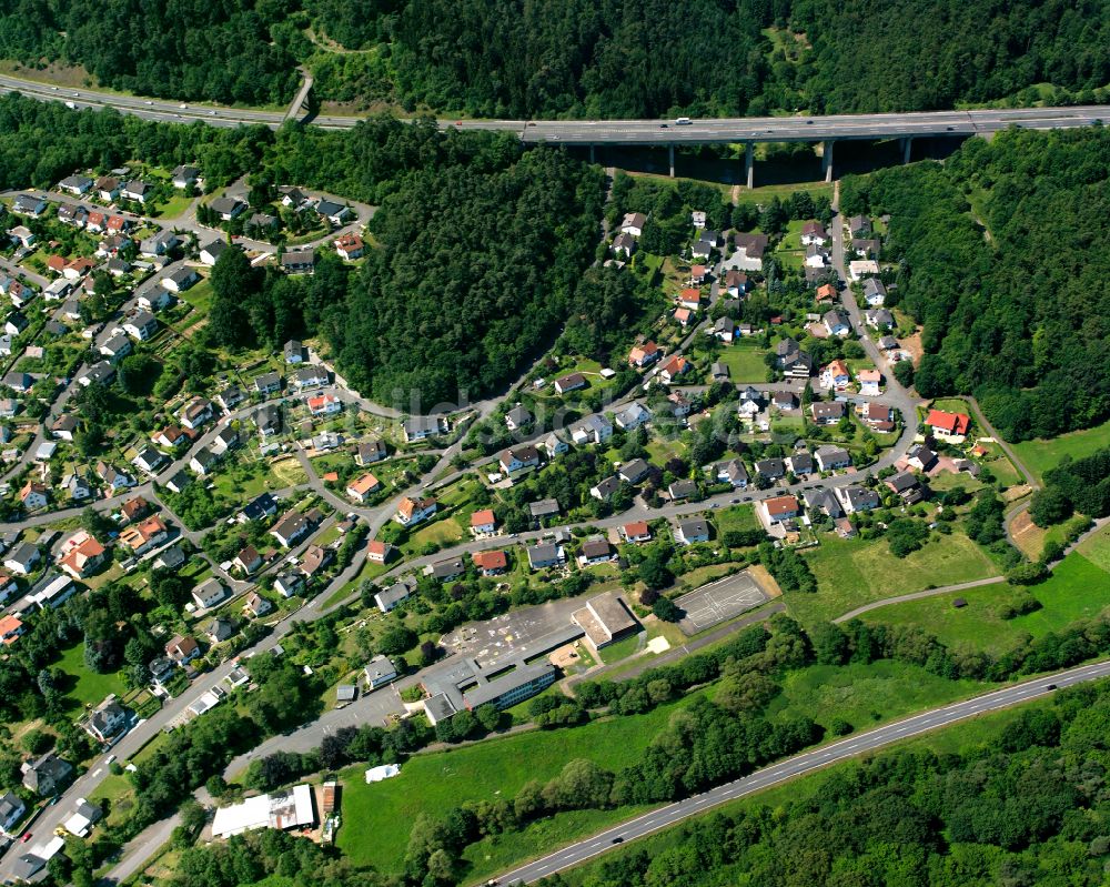 Burg aus der Vogelperspektive: Von Wald umgebene Ortsansicht in Burg im Bundesland Hessen, Deutschland