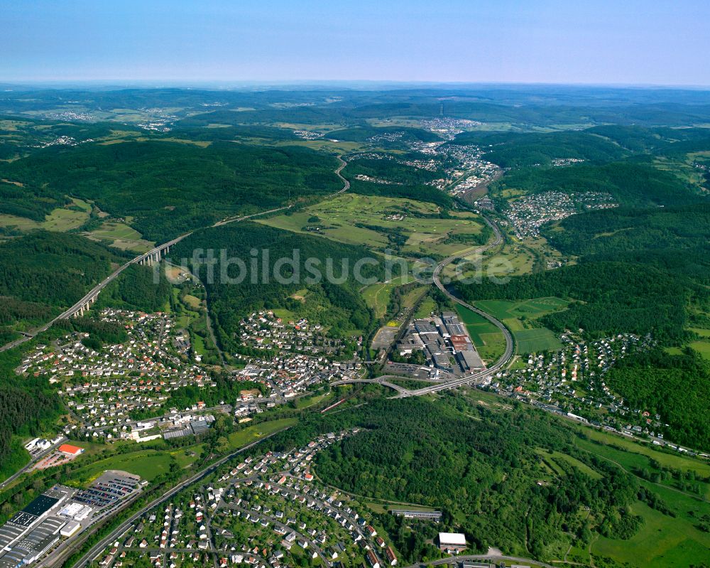 Burg aus der Vogelperspektive: Von Wald umgebene Ortsansicht in Burg im Bundesland Hessen, Deutschland