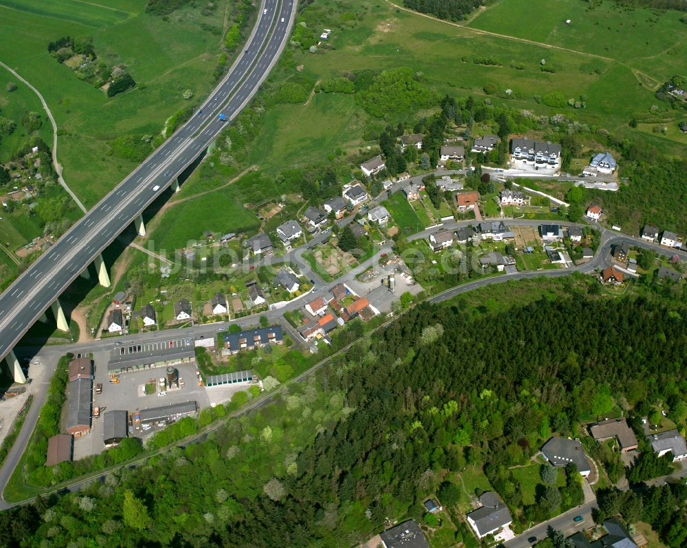 Dillenburg von oben - Von Wald umgebene Ortsansicht in Dillenburg im Bundesland Hessen, Deutschland