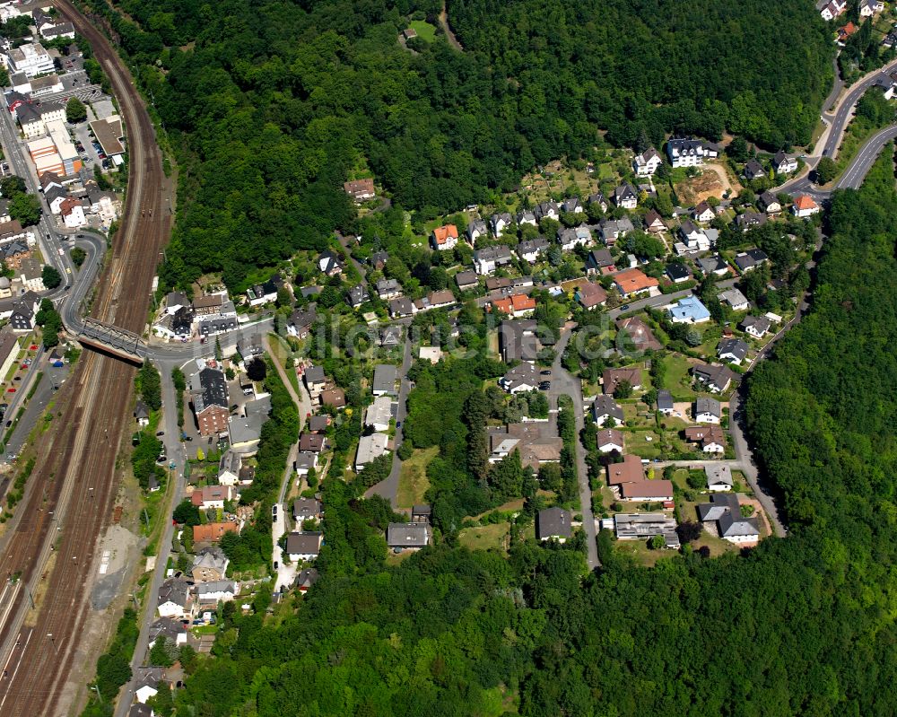 Dillenburg aus der Vogelperspektive: Von Wald umgebene Ortsansicht in Dillenburg im Bundesland Hessen, Deutschland