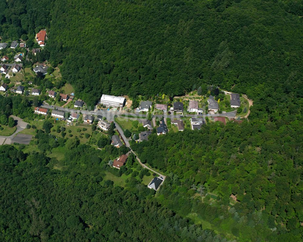 Luftaufnahme Dillenburg - Von Wald umgebene Ortsansicht in Dillenburg im Bundesland Hessen, Deutschland