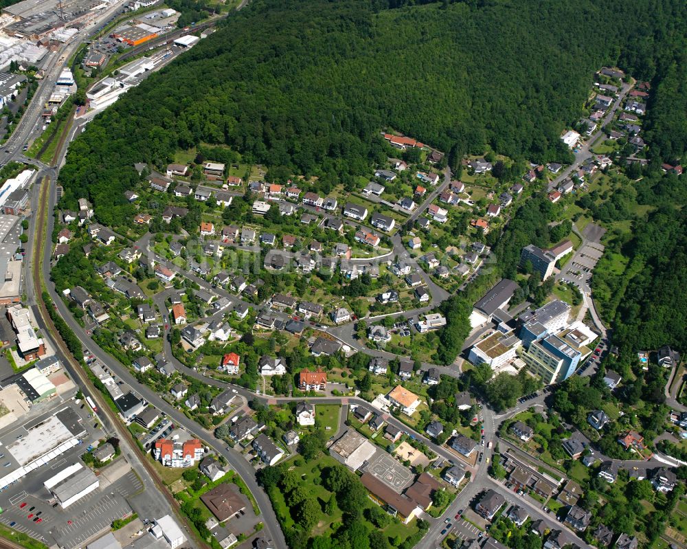 Dillenburg von oben - Von Wald umgebene Ortsansicht in Dillenburg im Bundesland Hessen, Deutschland