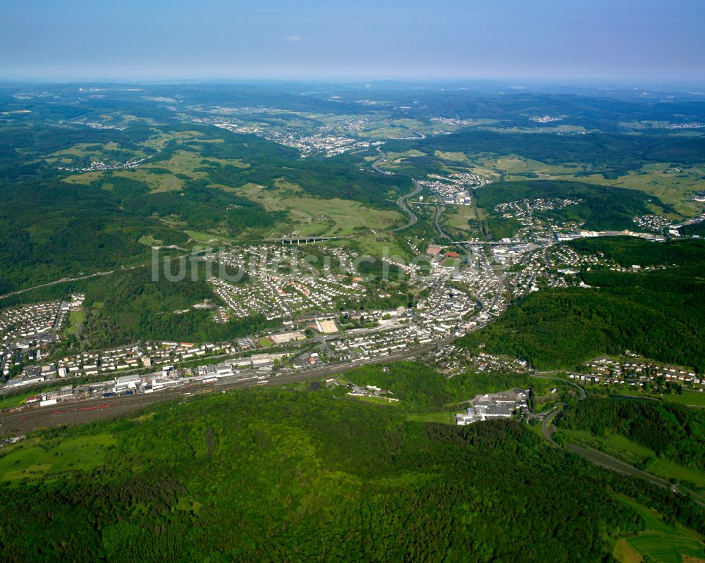 Dillenburg von oben - Von Wald umgebene Ortsansicht in Dillenburg im Bundesland Hessen, Deutschland