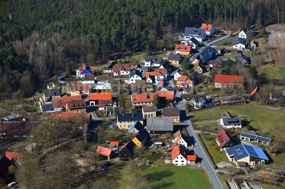 Dörnhof von oben - Von Wald umgebene Ortsansicht in Dörnhof im Bundesland Bayern, Deutschland