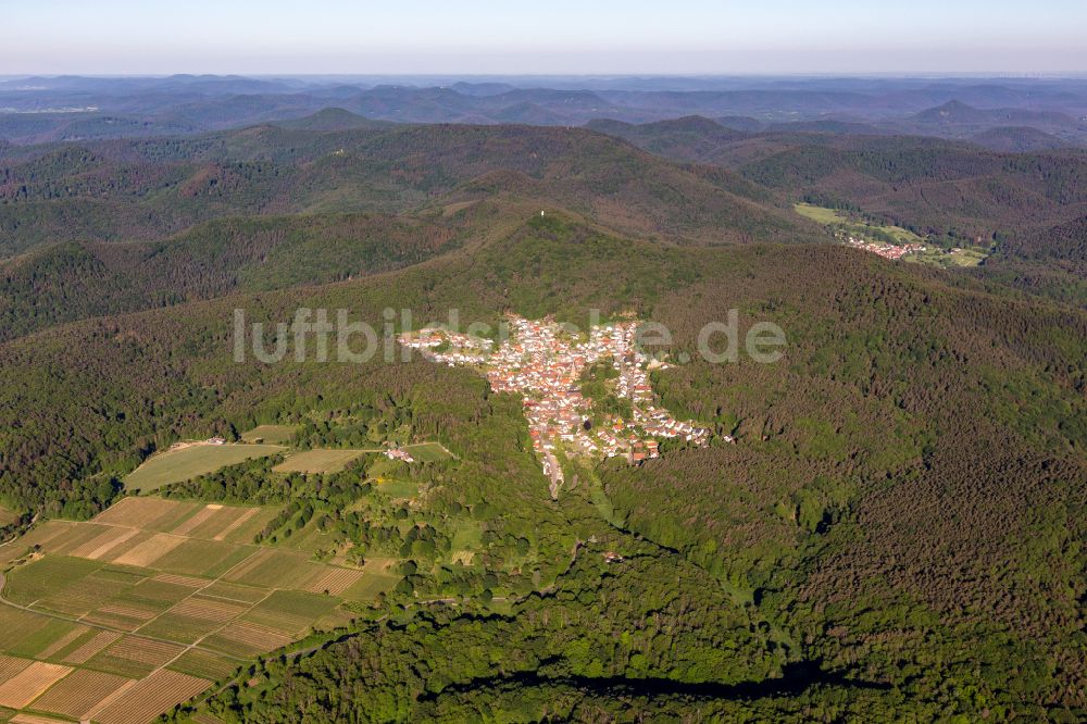 Dörrenbach von oben - Von Wald umgebene Ortsansicht in Dörrenbach im Bundesland Rheinland-Pfalz, Deutschland