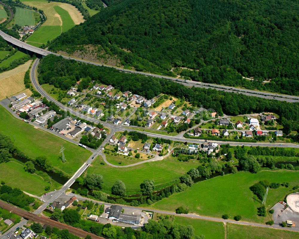 Luftbild Edingen - Von Wald umgebene Ortsansicht in Edingen im Bundesland Hessen, Deutschland